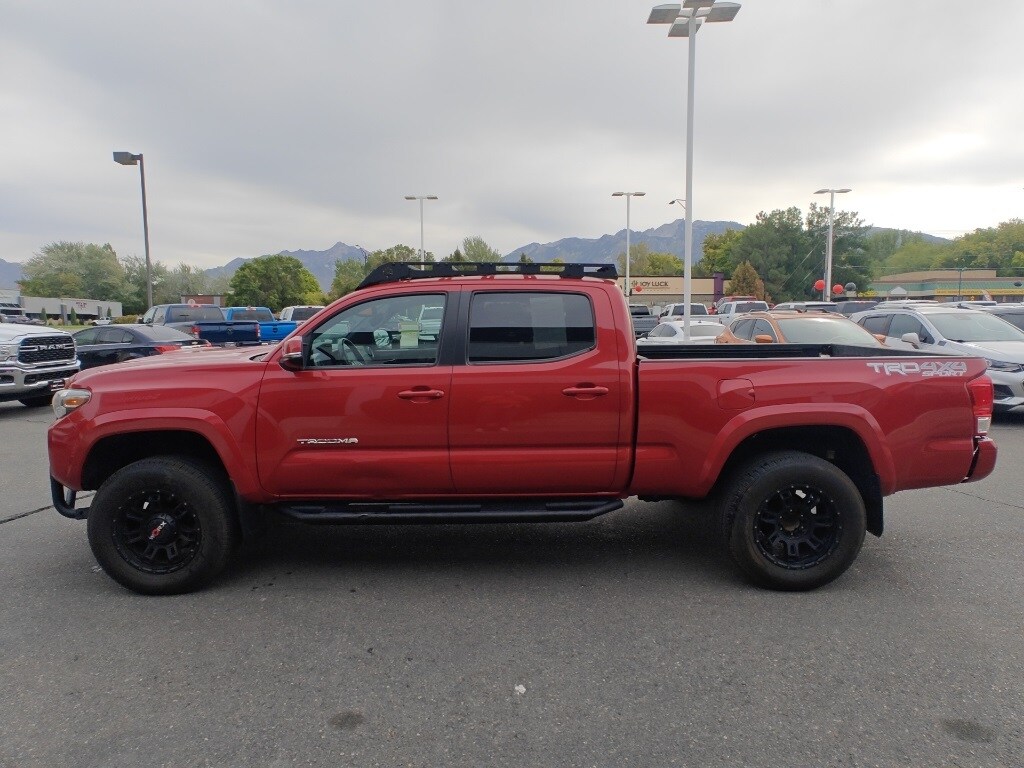 2017 Toyota Tacoma TRD Sport photo 3