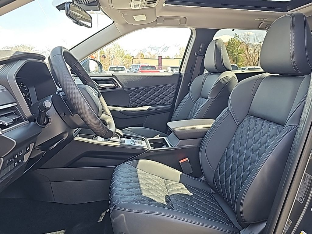 2025 Mitsubishi Outlander Plug-in Hybrid SEL - Photo 10