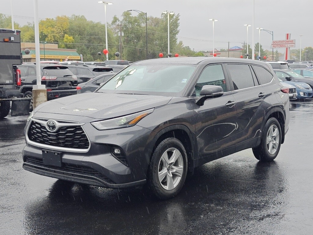 2024 Toyota Highlander photo 2