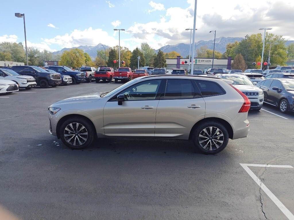 2025 Volvo XC60 B5 Plus photo 4