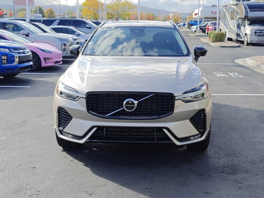 2025 Volvo XC60 B5 Plus photo 2