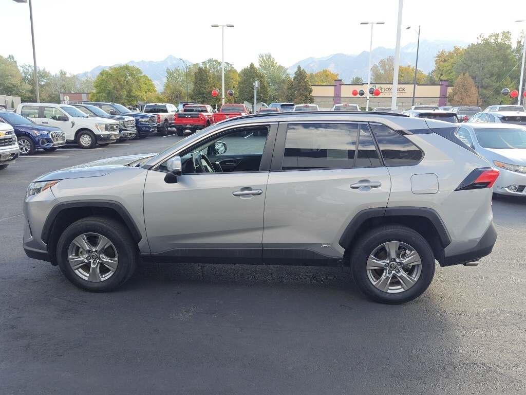 2024 Toyota RAV4 Hybrid XLE photo 3