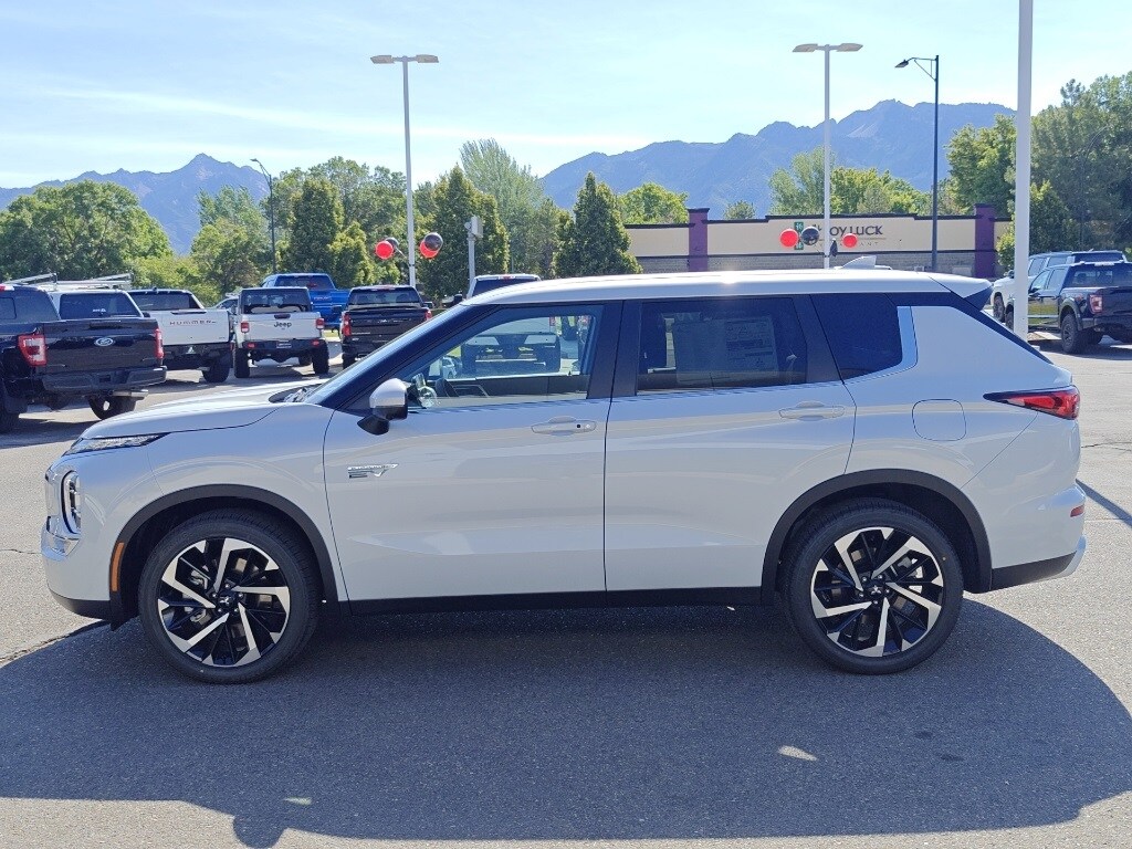 2025 Mitsubishi Outlander PHEV photo 3