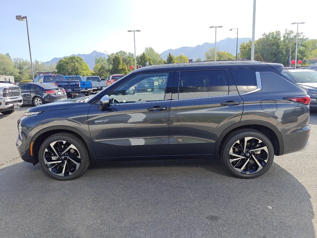 2025 Mitsubishi Outlander PHEV photo 3