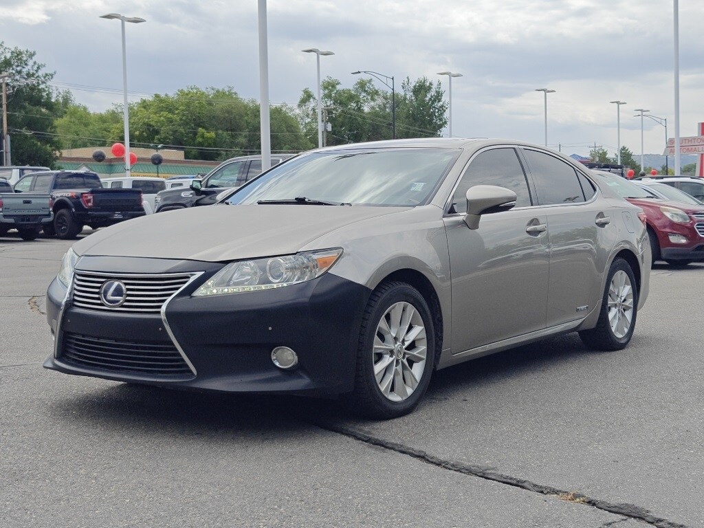 2015 Lexus ES 300h photo 2