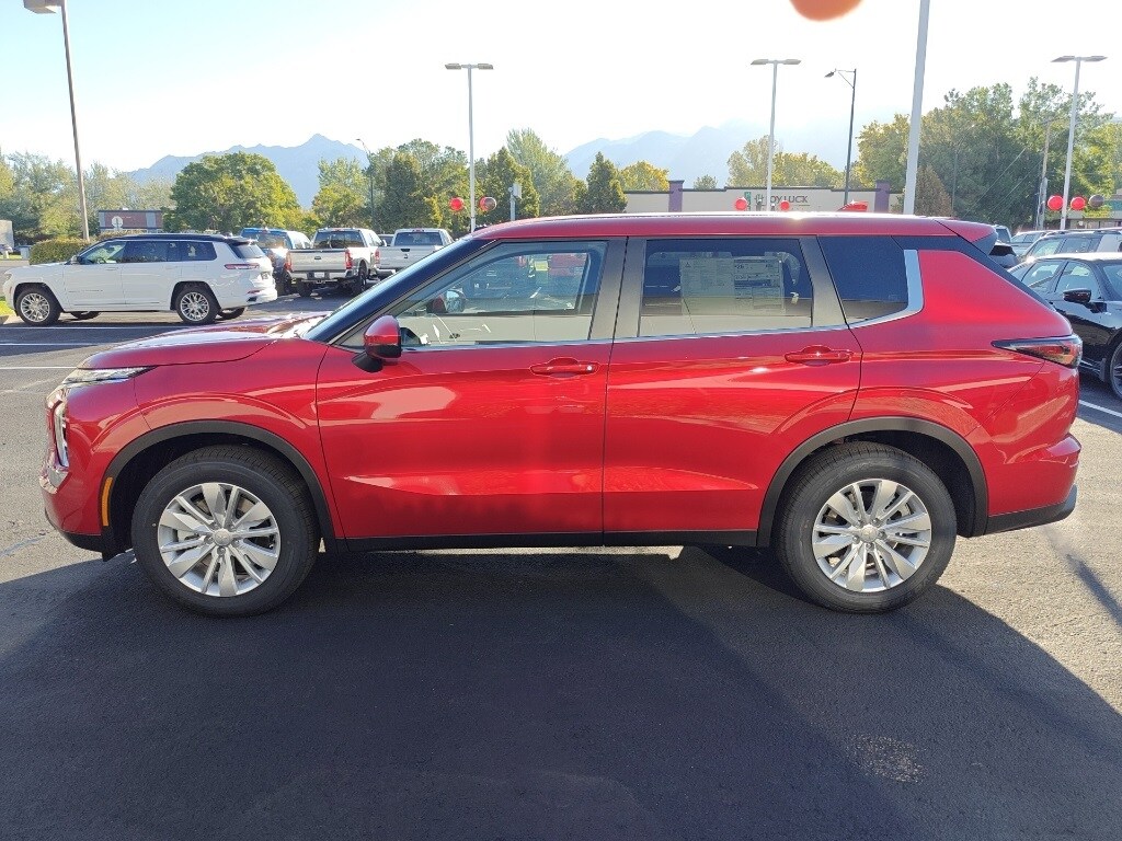 2025 Mitsubishi Outlander ES photo 4