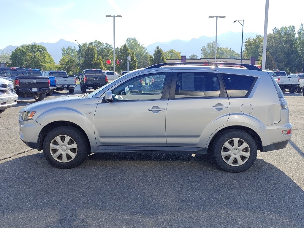 2012 Mitsubishi Outlander ES photo 2