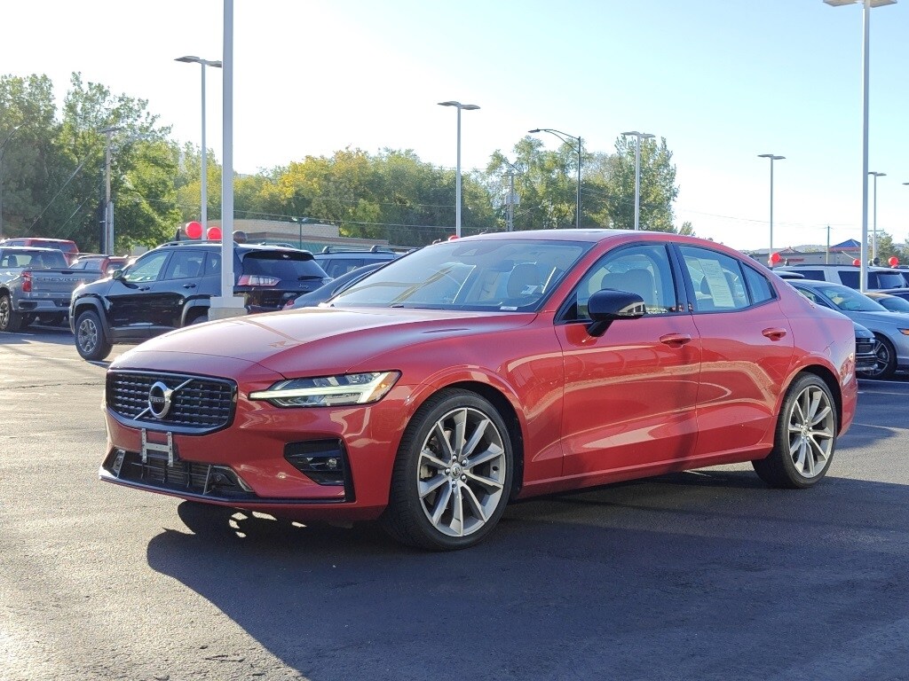 2021 Volvo S60 T5 Momentum photo 3
