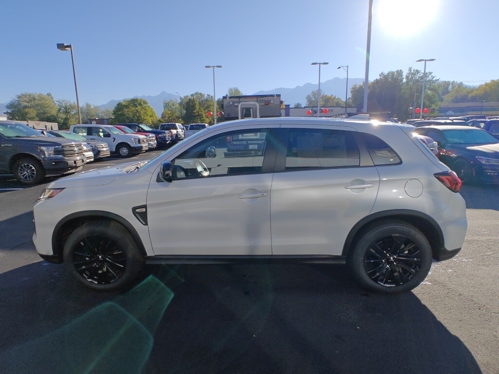 2025 Mitsubishi Outlander Sport LE photo 3