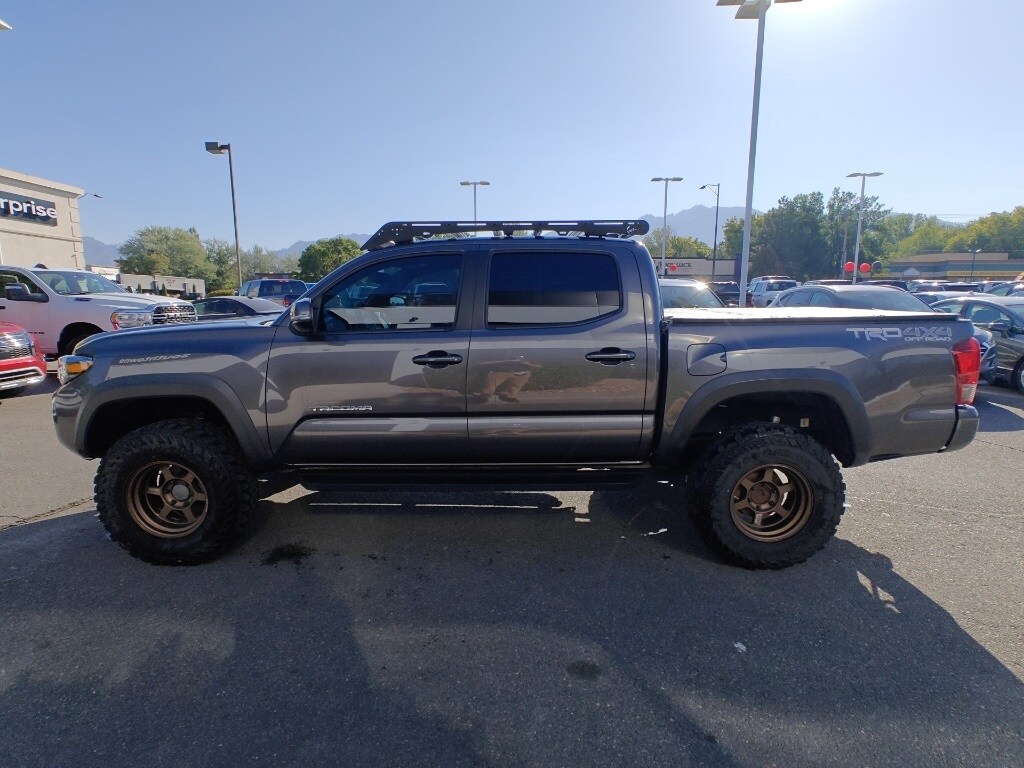 2017 Toyota Tacoma TRD Off-Road photo 3