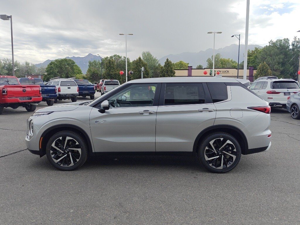 2025 Mitsubishi Outlander PHEV SE photo 3