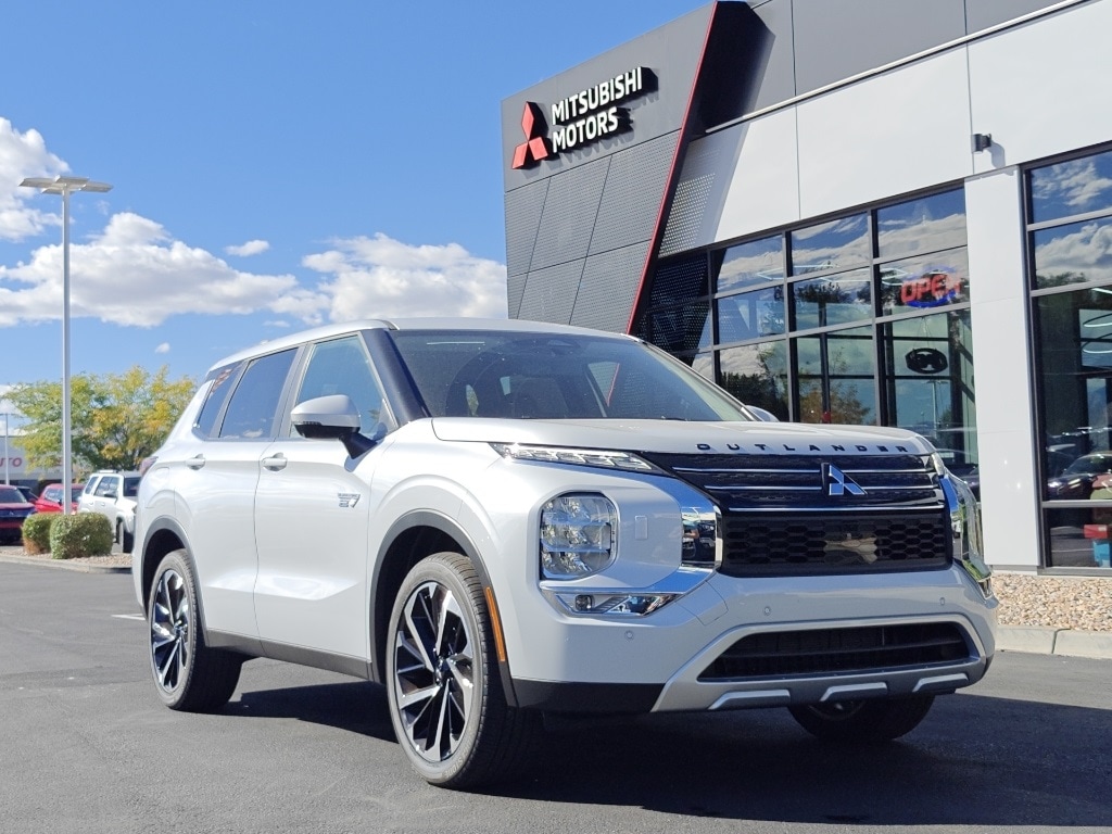 2025 Mitsubishi Outlander Plug-in Hybrid SE's photo