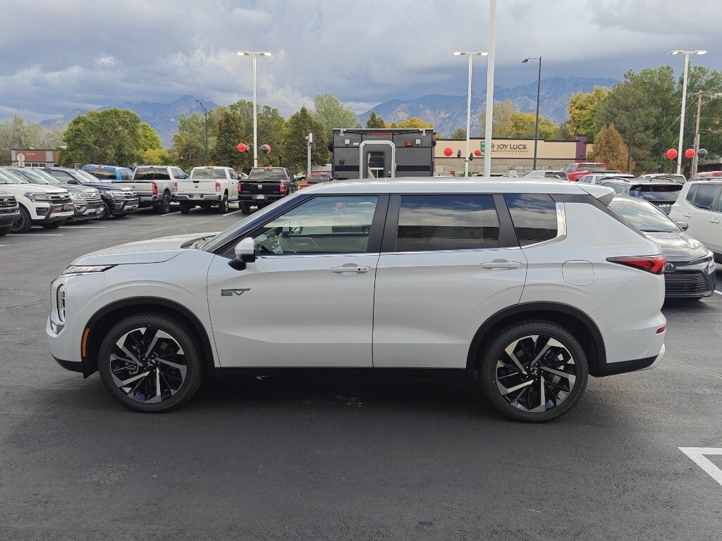 2025 Mitsubishi Outlander PHEV SE photo 3
