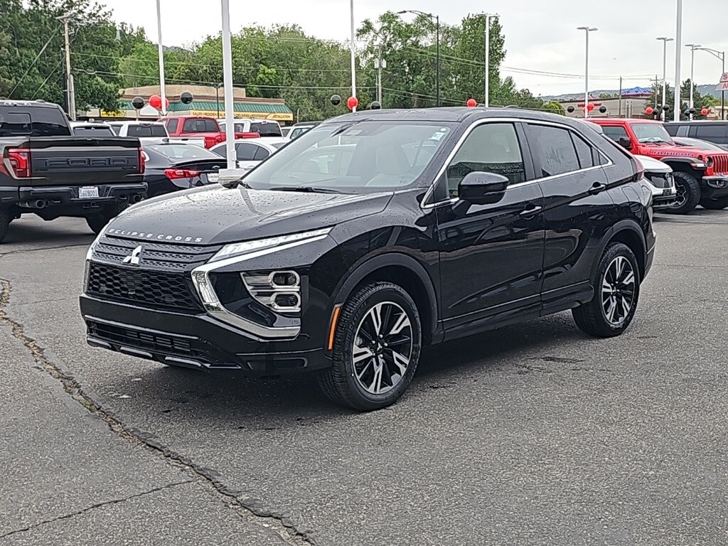 2025 Mitsubishi Eclipse Cross LE photo 3