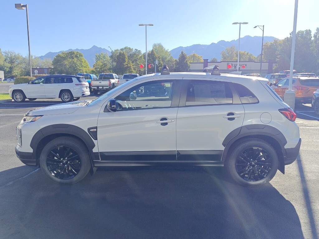 2025 Mitsubishi Outlander Sport LE photo 3
