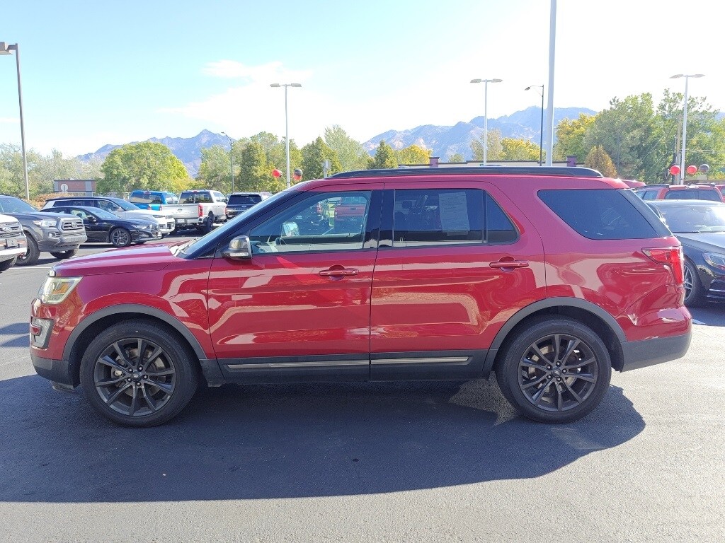 2017 Ford Explorer XLT photo 3