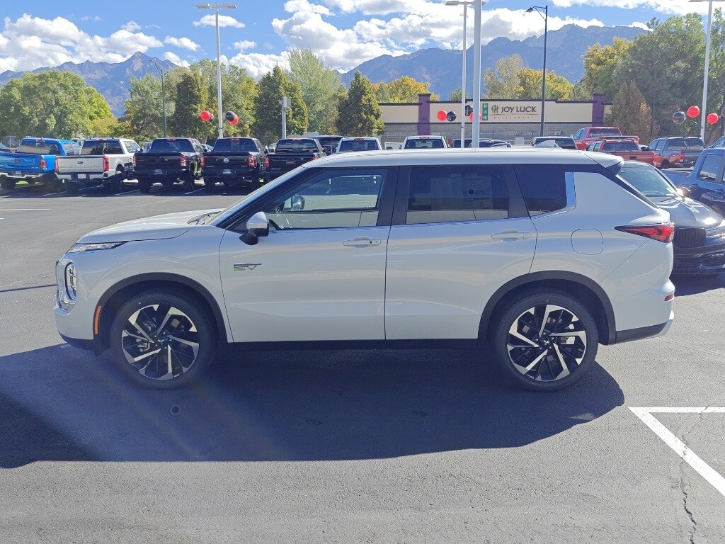 2025 Mitsubishi Outlander PHEV SE photo 3