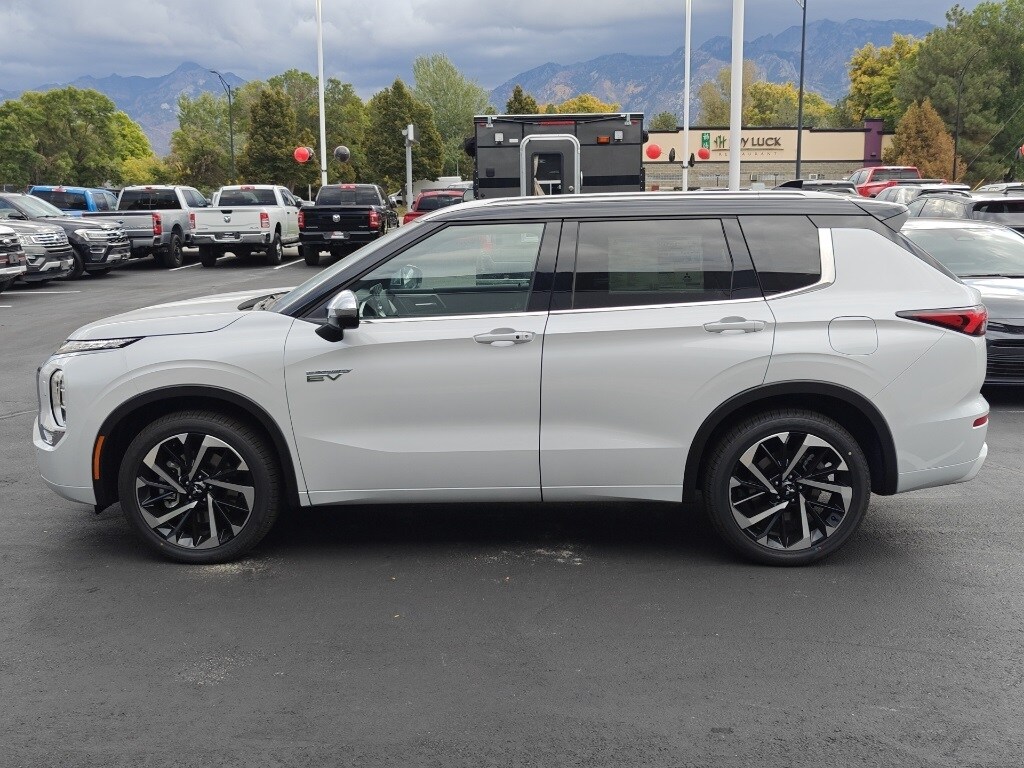 2025 Mitsubishi Outlander PHEV photo 3