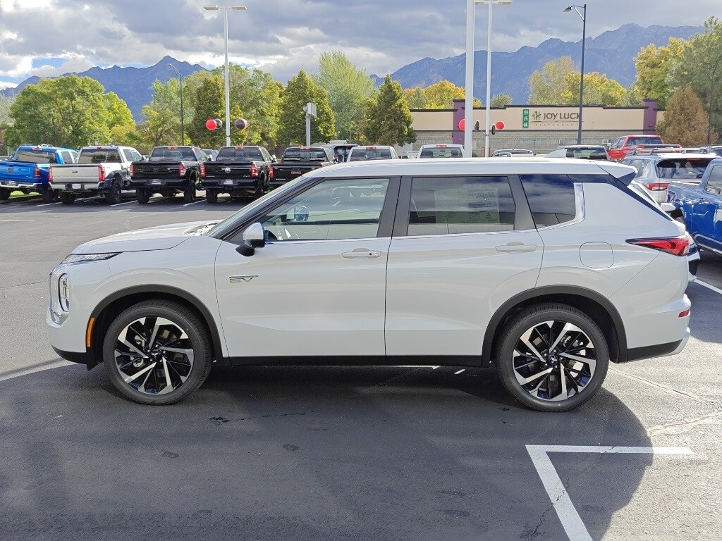 2025 Mitsubishi Outlander PHEV SE photo 2