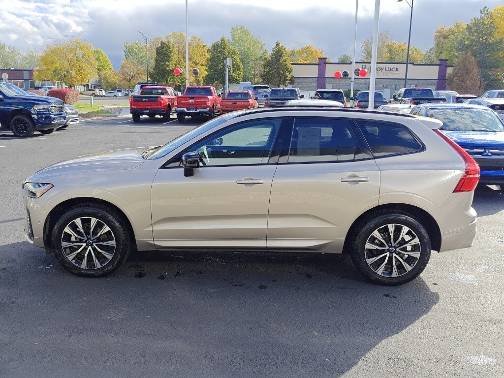 2025 Volvo XC60 B5 Plus photo 4