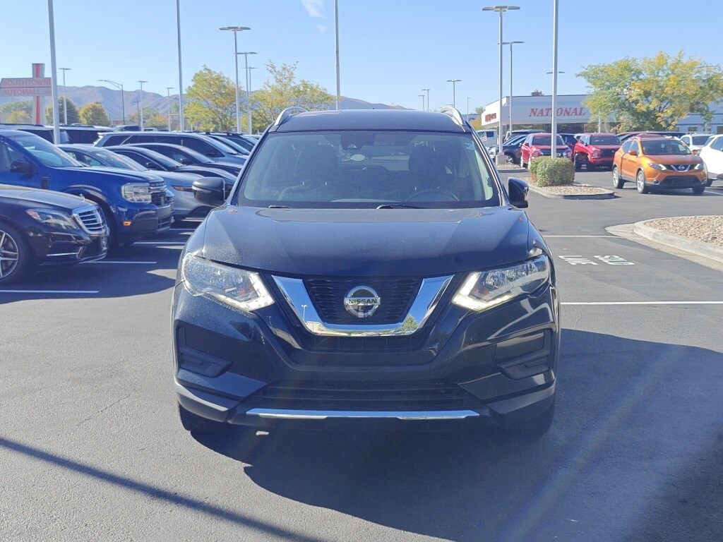2019 Nissan Rogue SV photo 2