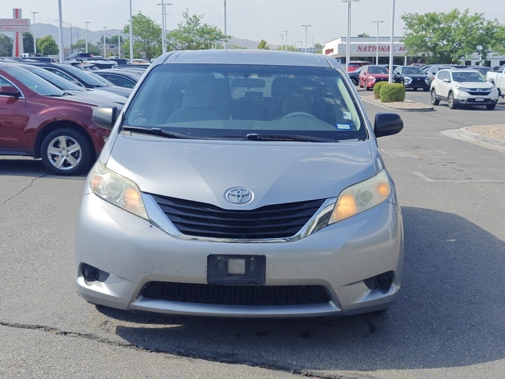 2014 Toyota Sienna L photo 2