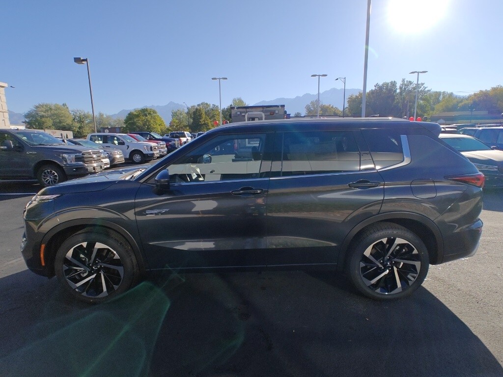 2025 Mitsubishi Outlander PHEV SEL photo 3