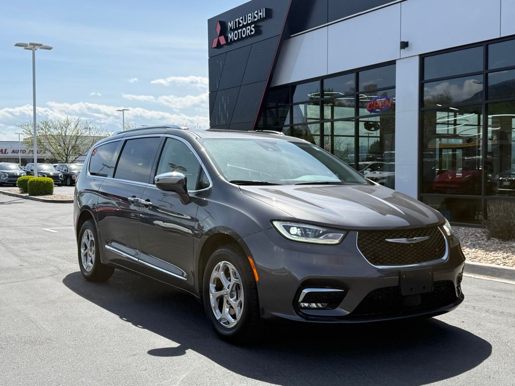 2021 Chrysler Pacifica Limited's photo