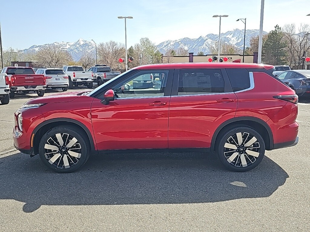 2025 Mitsubishi Outlander SE photo 4