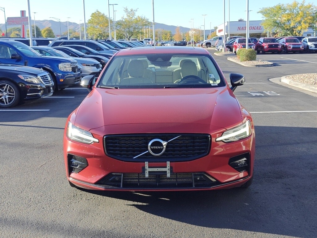 2021 Volvo S60 T5 Momentum photo 2