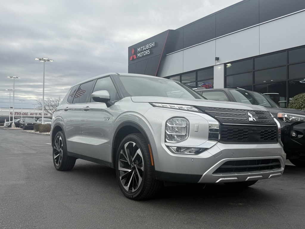 2024 Mitsubishi Outlander Plug-in Hybrid SE's photo