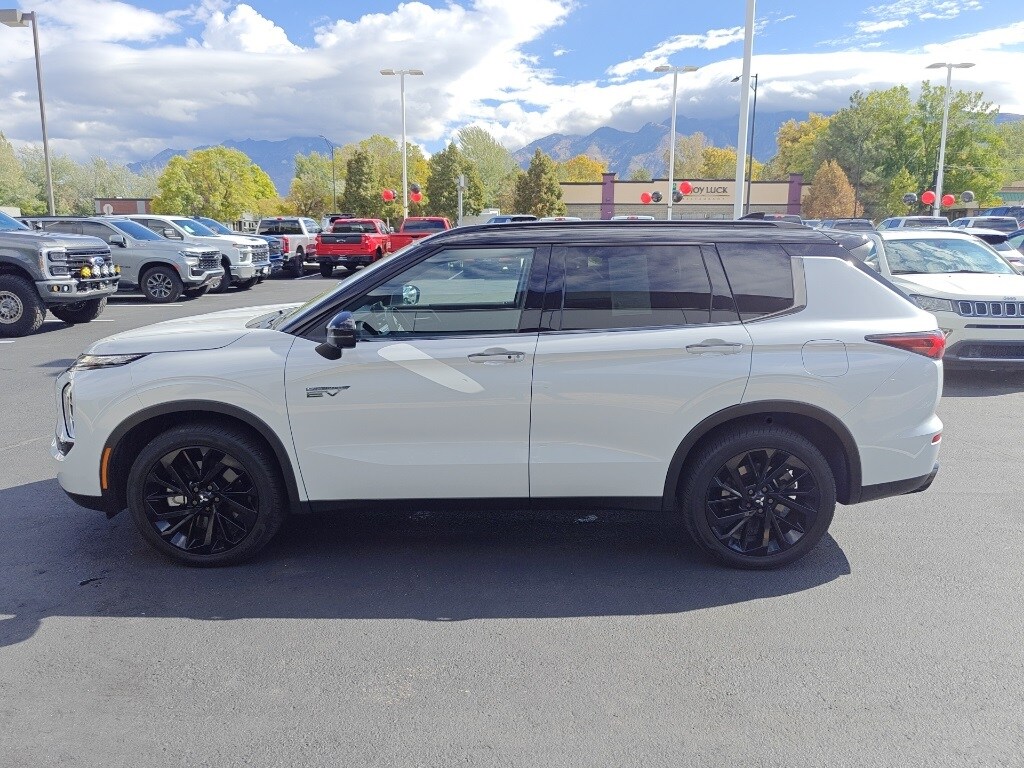 2025 Mitsubishi Outlander PHEV SEL Black Edition photo 3