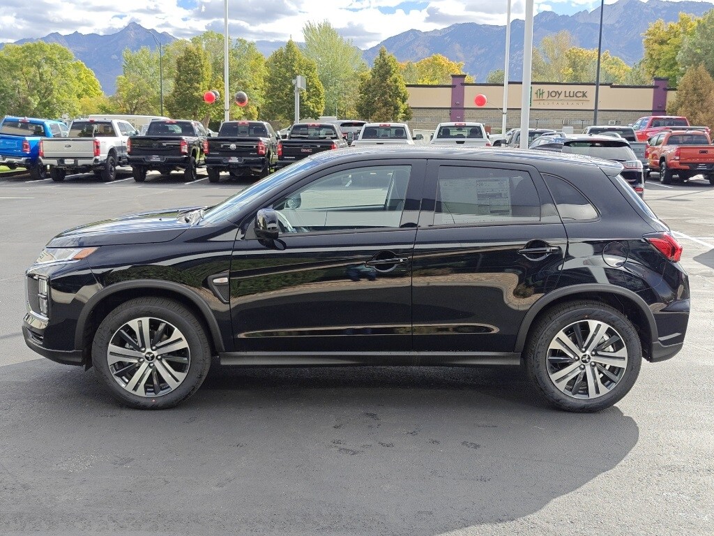 2025 Mitsubishi Outlander Sport LE photo 3