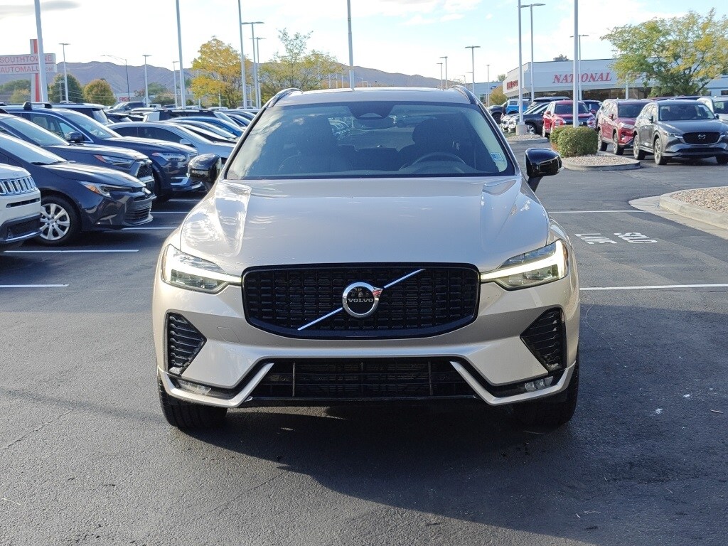 2025 Volvo XC60 B5 Core photo 2