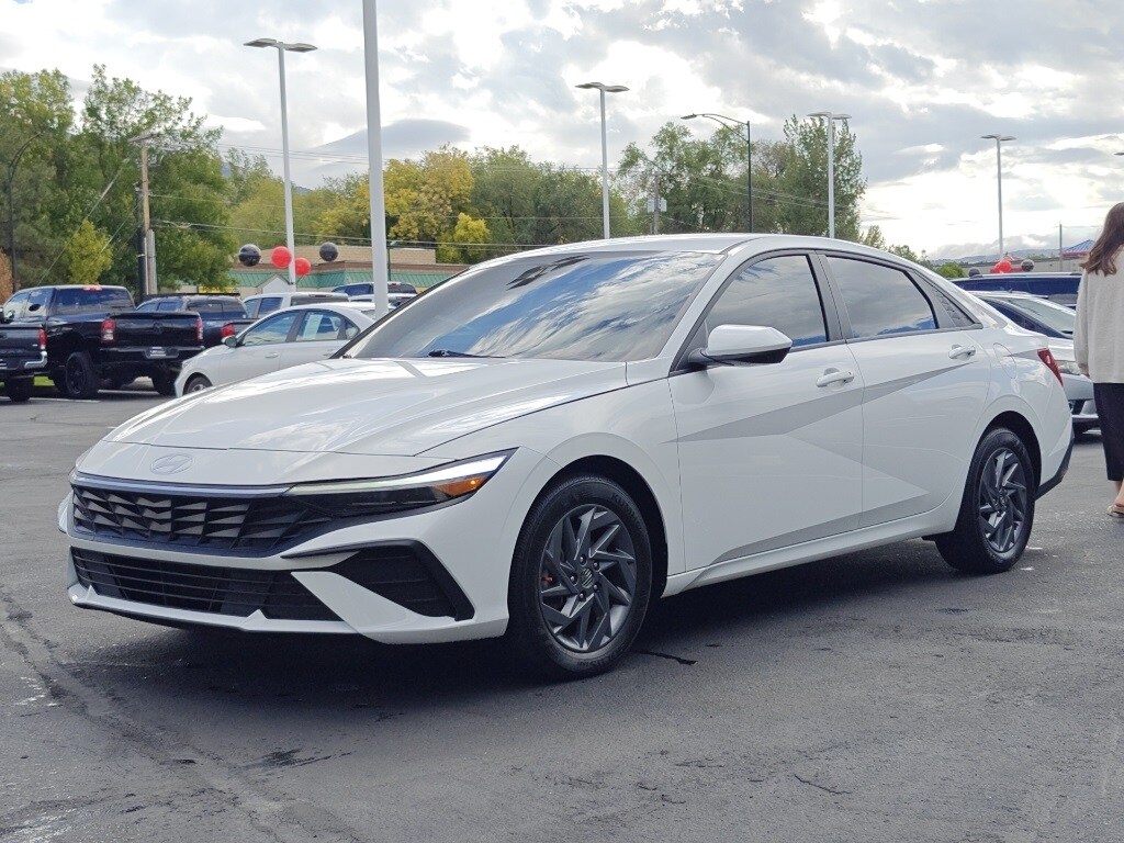 2024 Hyundai Elantra SEL photo 3