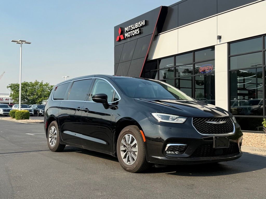 2024 Chrysler Pacifica Hybrid Select PHEV's photo