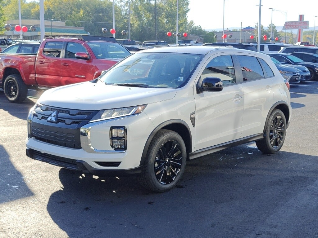 2025 Mitsubishi Outlander Sport LE photo 2