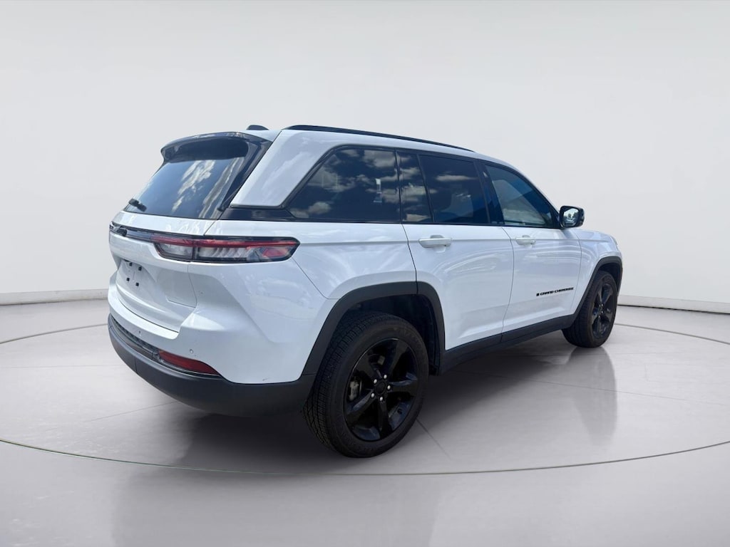 Used 2023 Jeep Grand Cherokee Altitude SUV