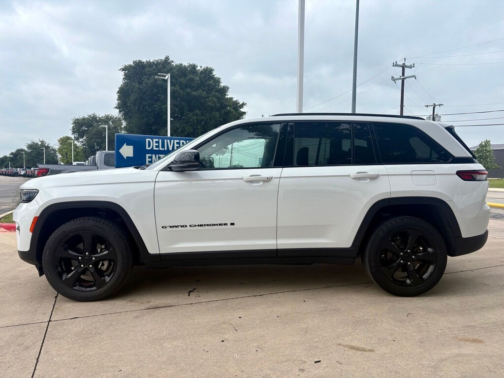 Used 2023 Jeep Grand Cherokee Laredo SUV