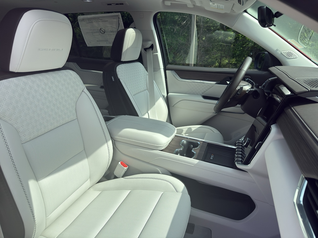 2026 GMC Acadia Denali - Photo 19