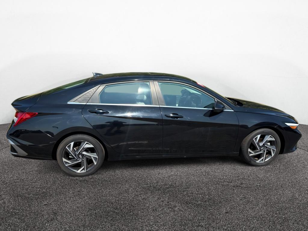 2024 Hyundai Elantra Limited photo 2