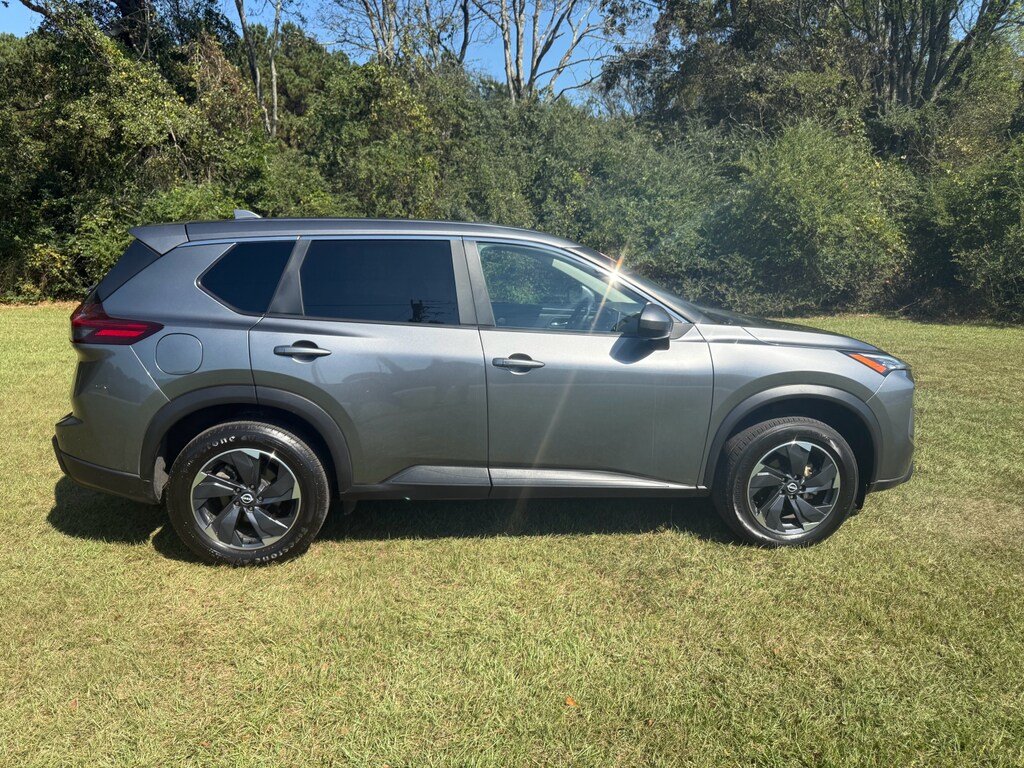 2024 Nissan Rogue SV photo 2