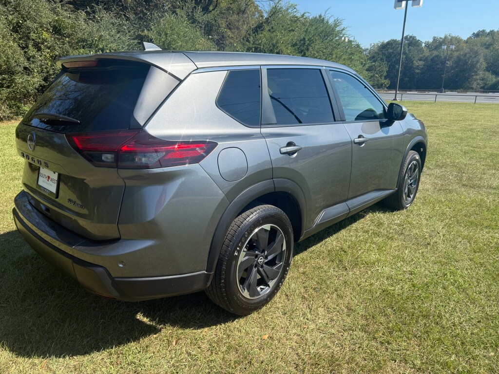 2024 Nissan Rogue SV photo 3