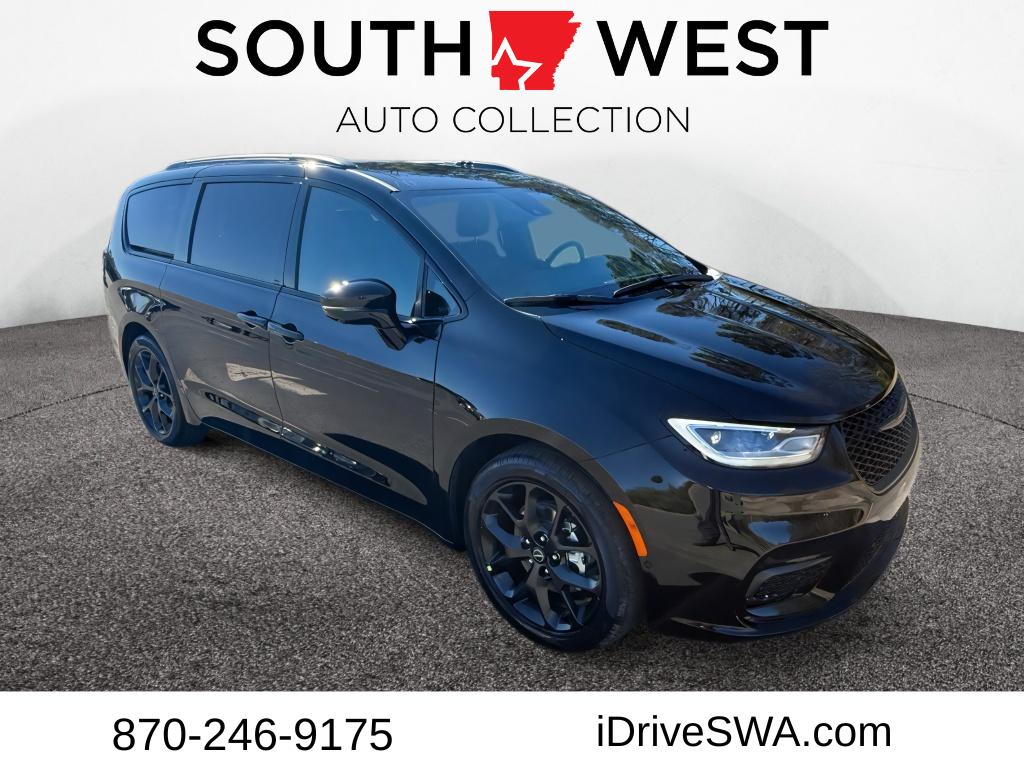 2026 Chrysler Pacifica Select's photo