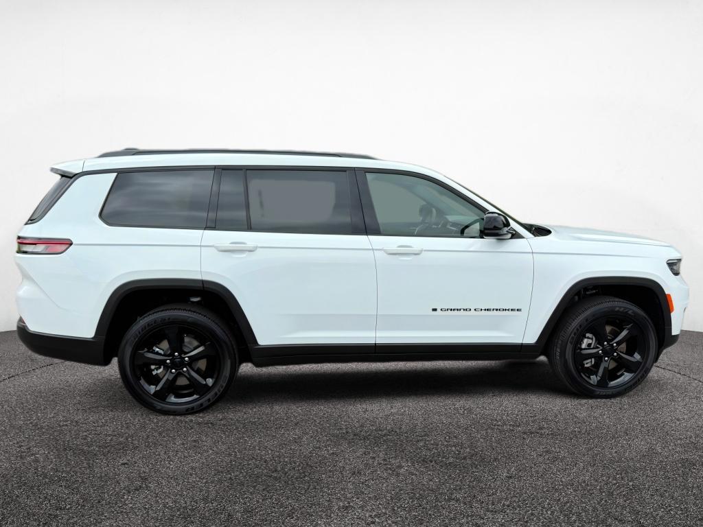 2025 Jeep Grand Cherokee Altitude photo 2