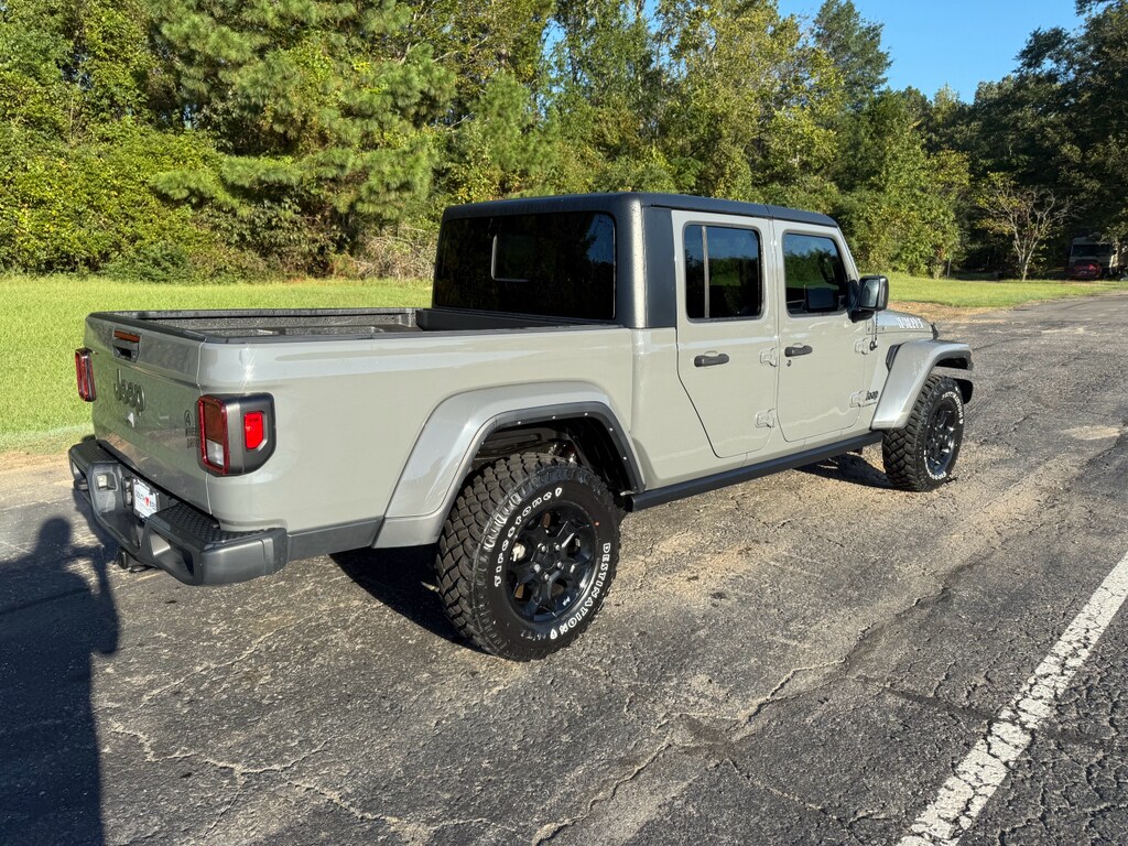 2023 Jeep Gladiator Willys photo 3