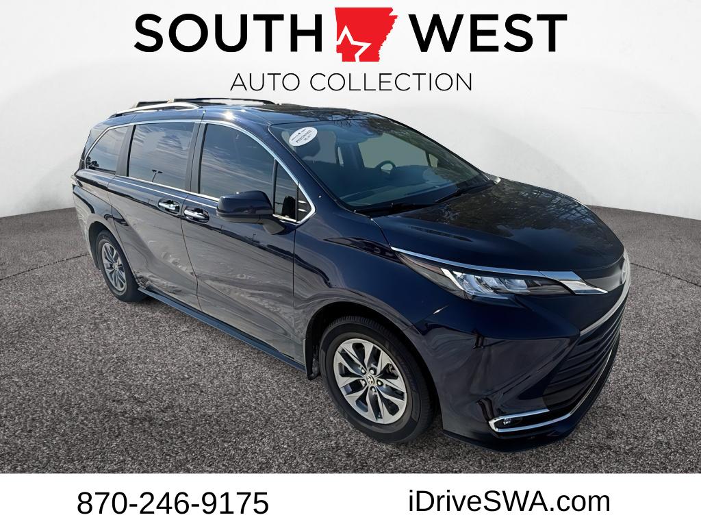 2023 Toyota Sienna XLE 7-Passenger Hybrid FWD's photo