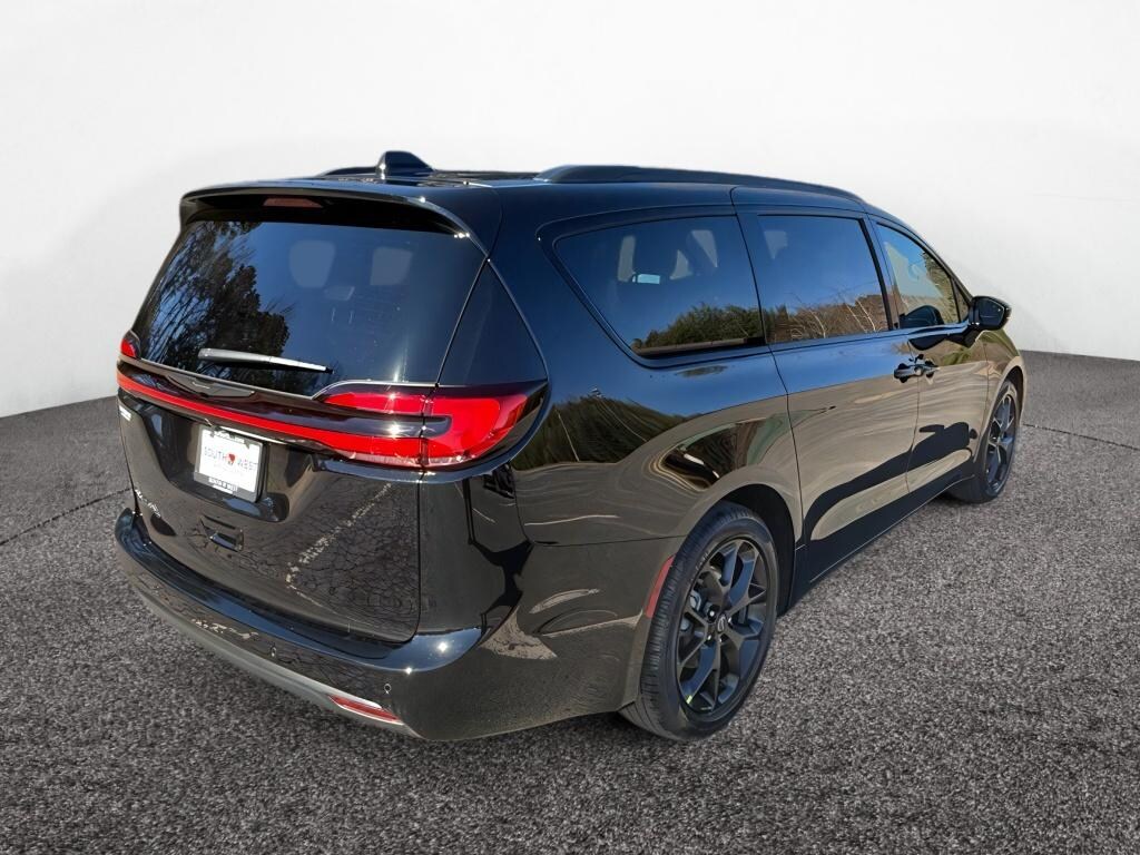 New 2026 Chrysler Pacifica SELECT Passenger Van