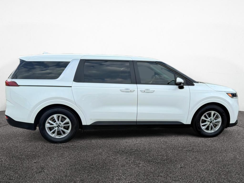 2024 Kia Carnival LX photo 2