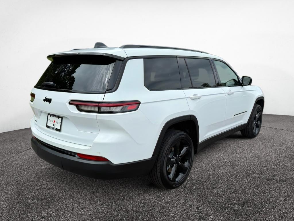 2025 Jeep Grand Cherokee Altitude photo 3
